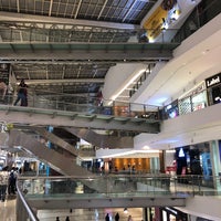 Foto tirada no(a) Oberoi Mall por Kushal S. em 1/17/2022