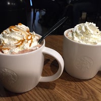 Photo prise au Starbucks par Joyce D. le10/10/2015