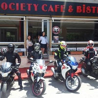Das Foto wurde bei Society Cafe &amp;amp; Bistro von Society Cafe &amp;amp; Bistro am 5/30/2014 aufgenommen