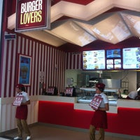 Photo taken at Burger Lovers by Valéria D. on 6/29/2013