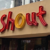 Photo prise au Shout! Restaurant &amp;amp; Lounge par @djeclazz le10/14/2012