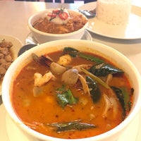 Photo taken at Tom Yum Kung by Henry Y. on 11/4/2016