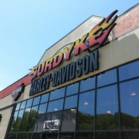 5/13/2013 tarihinde Tina W.ziyaretçi tarafından Surdyke Harley-Davidson'de çekilen fotoğraf