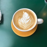 11/17/2018 tarihinde Skinny Girl Eatsziyaretçi tarafından Longbottom Coffee &amp;amp; Tea'de çekilen fotoğraf