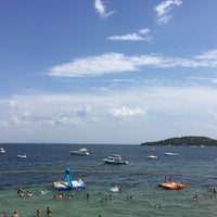 Photo taken at Büyükada Nakibey Plajı by Şeyda ACAR on 8/2/2018