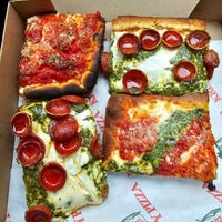 4/29/2023 tarihinde Dan T.ziyaretçi tarafından Krispy Pizza - Brooklyn'de çekilen fotoğraf