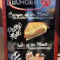 รูปภาพถ่ายที่ Burger 21 โดย Victoria J. เมื่อ 12/9/2016