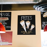 Foto scattata a Bruges Waffles &amp; Frites da Yext Y. il 4/8/2017