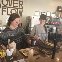 Foto scattata a Over Flow Coffee House da Yext Y. il 12/4/2018