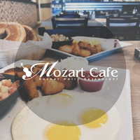 Das Foto wurde bei Mozart Cafe von Yext Y. am 5/24/2019 aufgenommen
