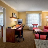 Foto diambil di Courtyard by Marriott Boston Woburn/Burlington oleh Yext Y. pada 5/14/2020