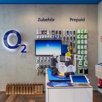 Photo taken at o2 Shop Berlin 12 by Yext Y. on 5/23/2018