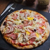 Foto tirada no(a) Tutto Pizza por Yext Y. em 7/20/2017