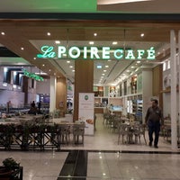 Foto tirada no(a) La Poire Cafe por Yext Y. em 12/28/2017
