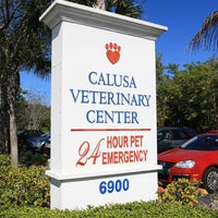 Foto tirada no(a) Calusa Veterinary Center por Yext Y. em 8/31/2017