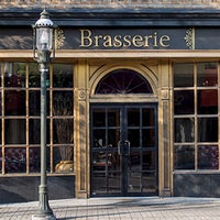 Photo prise au Brasserie Tenafly par Yext Y. le8/4/2016