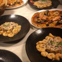 Foto diambil di Restaurant Queen oleh Yext Y. pada 9/18/2019