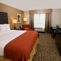 Снимок сделан в Holiday Inn Express &amp; Suites Alexandria - Fort Belvoir пользователем Yext Y. 3/3/2020