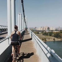 Foto tirada no(a) Get Up and Ride Bike Tours of NYC por Yext Y. em 3/28/2018