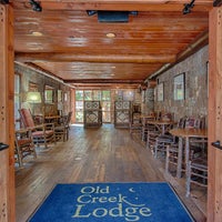 รูปภาพถ่ายที่ Old Creek Lodge โดย Yext Y. เมื่อ 1/10/2018