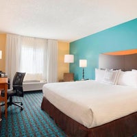 Foto diambil di Fairfield Inn &amp; Suites Dallas Plano oleh Yext Y. pada 5/9/2020