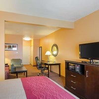 Foto diambil di Comfort Inn &amp;amp; Suites oleh Yext Y. pada 9/24/2020