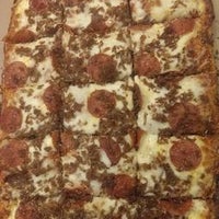 Foto tirada no(a) Tontis Pizza por Yext Y. em 8/4/2017