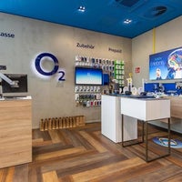 Photo taken at o2 Shop Berlin 12 by Yext Y. on 5/23/2018