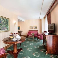 Foto tirada no(a) Best Western Premier Grand Hotel Russischer Hof por Yext Y. em 2/21/2020
