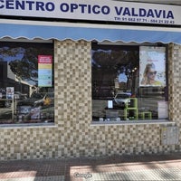 Foto scattata a Centro Óptico Valdavia da Yext Y. il 6/20/2017