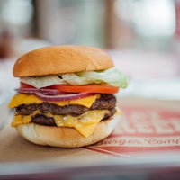 Photo prise au Hat Creek Burger Co. par Yext Y. le7/20/2017
