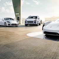 Photo prise au Tom Wood Porsche par Yext Y. le4/19/2017
