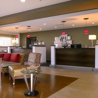 Foto diambil di Holiday Inn Fort Myers Downtown Historic oleh Yext Y. pada 3/25/2020