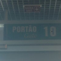 Photo taken at Portão / Gate 10 by Sergio O. on 6/18/2014