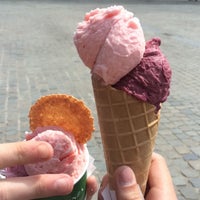 Снимок сделан в Decadenza Gelateria пользователем Ella V. 5/19/2016