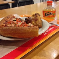 2/21/2014 tarihinde Sunny H.ziyaretçi tarafından Pizza Hut Express'de çekilen fotoğraf
