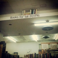 รูปภาพถ่ายที่ Recycled Books โดย Annalisa K. เมื่อ 9/15/2012
