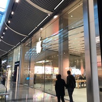 Photo taken at Apple Stratford City by Creig on 5/7/2019