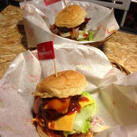 รูปภาพถ่ายที่ Marshall&#39;s Burger โดย Vincent T. เมื่อ 5/1/2013