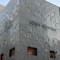 Photo taken at Louis Vuitton by HAJIME S. on 12/15/2022