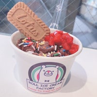 Photo taken at Roll Ice Cream Factory by ぴ on 9/1/2022