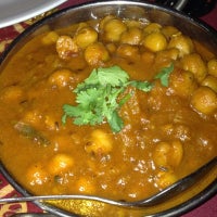 Das Foto wurde bei Moghul Fine Indian Cuisine von Wayward J. am 11/1/2012 aufgenommen