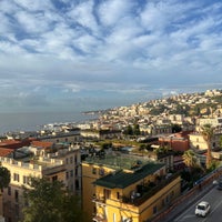 Foto tirada no(a) The Britannique Naples, Curio Collection by Hilton por Je~ em 10/3/2022