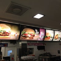 รูปภาพถ่ายที่ McDonald&amp;#39;s โดย Erik H. เมื่อ 12/10/2012
