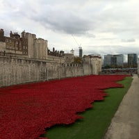 Photo taken at Blood Swept Lands and Seas of Red - Tower of London WW1 Poppy Memorial by Maj on 10/20/2014