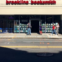 Foto diambil di Brookline Booksmith oleh Iva R. pada 9/28/2019