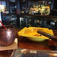 Foto tirada no(a) Jenuwine Cigar Lounge por Milford H. em 10/10/2016