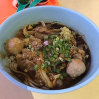 Photo taken at Hai Nan Xing Zhou Beef Noodles 海南星洲牛肉粉 by Stefano F. on 8/4/2020