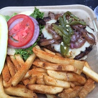 Das Foto wurde bei Burger Burger von Lou C. am 5/26/2017 aufgenommen