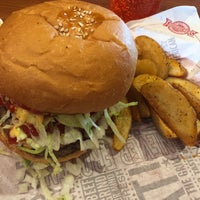 11/17/2017 tarihinde Lou C.ziyaretçi tarafından Fuddruckers'de çekilen fotoğraf